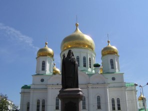 로스토프의 성 데메트리오03_in front of the Rostov-on-Don cathedral.jpg
